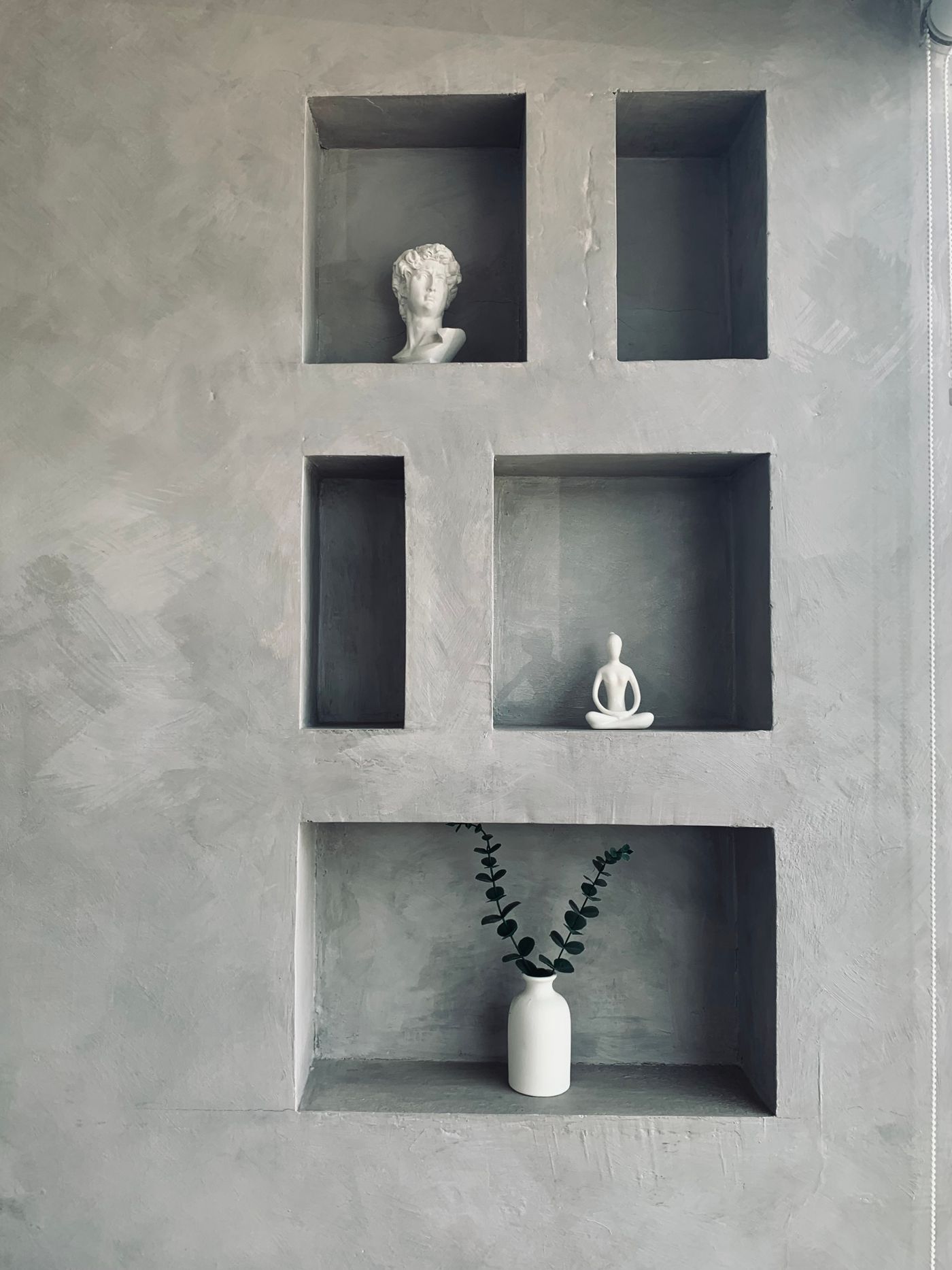 Microcement wall with built-in niches