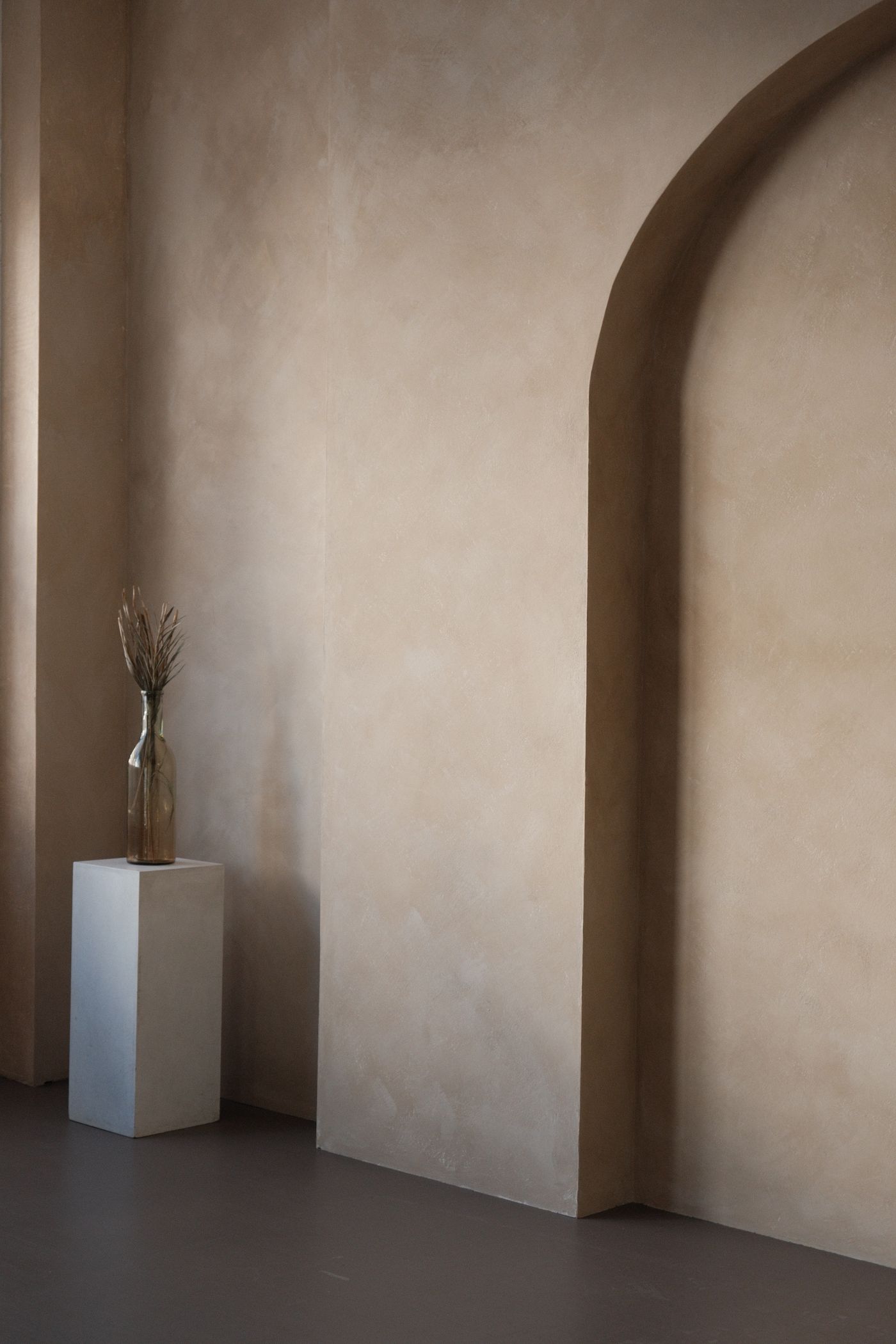 Venetian plaster wall with arch